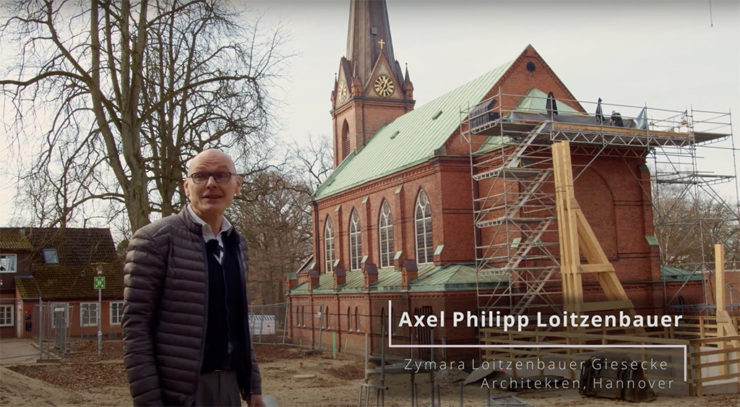 Der Architekt Axel Philipp Loitzenbauer vor der Kirche