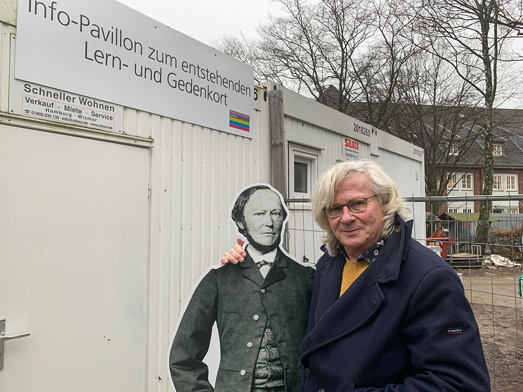 Berndt Rytlewski mit Pastor Heinrich Matthias Sengelmann vor dem Ausstellungspavillon