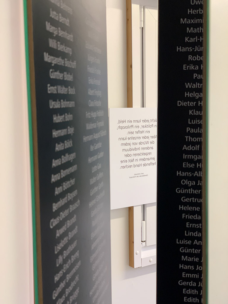 Ein Info-Pavillon an der Kirche St. Nicolaus zeigt eine Ausstellung zum Gedenken an die Alsterdorfer Euthanasie-Opfer und gibt Auskunft über den entstehenden Lern- und Gedenkort