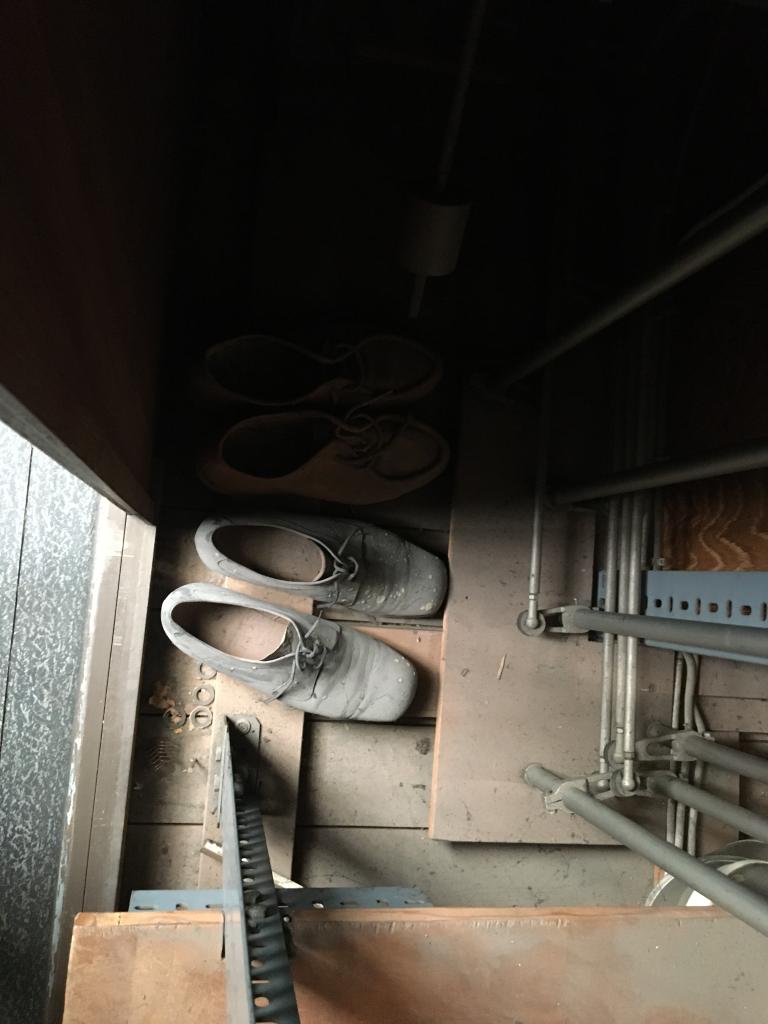 Zwei Paar verstaubte Schuhe in einer Kammer von oben gesehen