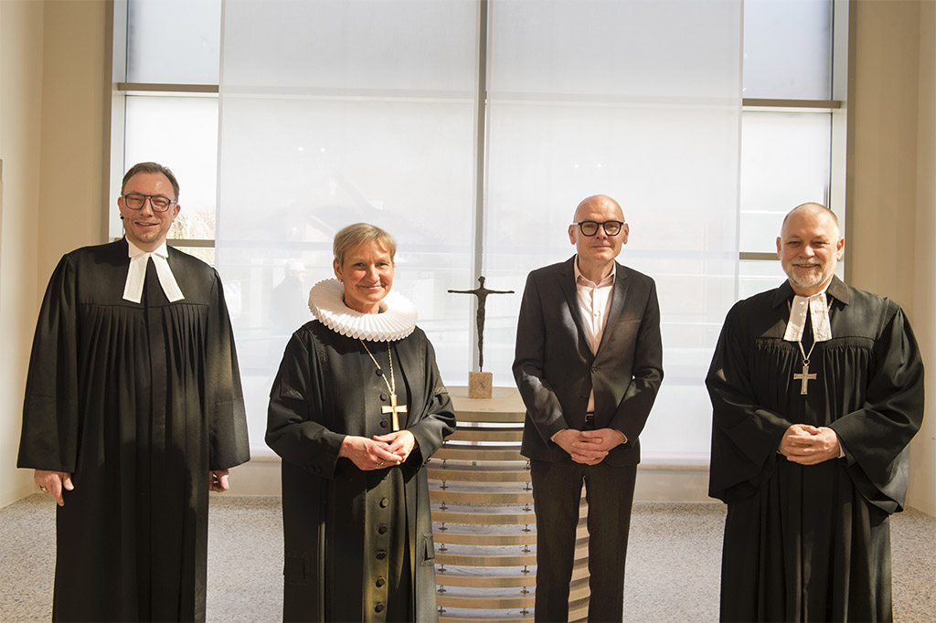 Pastor Uwe Mletzko, Bischöfin Kirsten Fehrs, Architekt Philipp Loitzenbauer und und Landespastor Dirk Ahrens vor dem neuen Altar (v.l.n.r.)